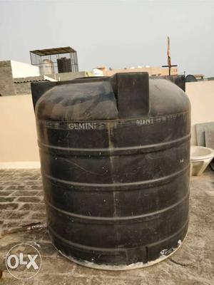 2 water tanks of 500 liter and 300 liter of 3