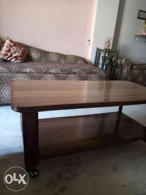 Centre table in good condition with wheels. size