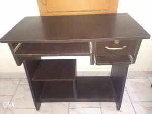 Computer table in very gud condition