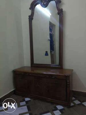 Dressing table with unique design. It's like new.