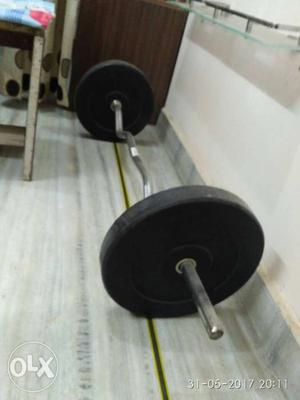 Barbell rod with two black rubber plates of 7.5kg