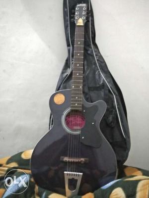 New semi-electronic guitar good condition + cover