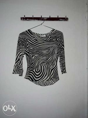 Black and white crop top with 3/4 sleeve,no