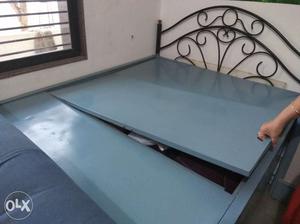 Double bed full metal new condition loo price