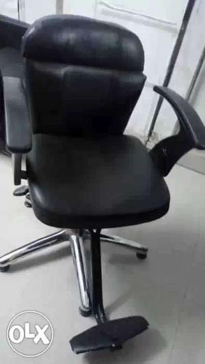 Fixed price beauty parlour chair