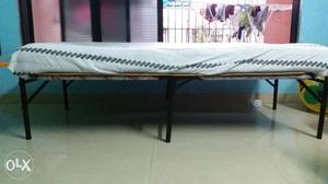 Foldable bed / cot