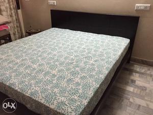 Hot selling! Excellent Condition Wooden bed/ Mattress
