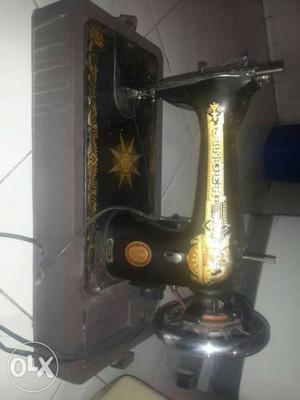 Stiching machine for sale...top brand with cover
