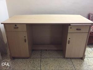 Superior quality office table in brand new