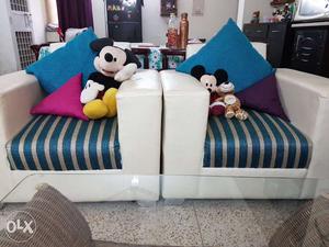 5 seater sofa with big Blue cushions in an