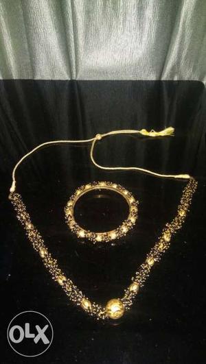 Gold-colored Chain Necklace With Round Pendant
