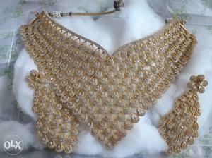 Gold-colored Collar necklace for wedding-reception wear
