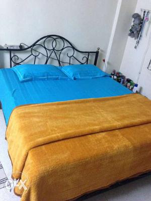 King Size bed brand new matres, i m selling this