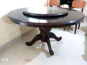 Round rotating dining table