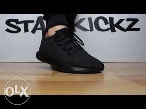 Unpaired Black Low-top Sneaker