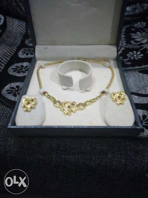 White stone jewellery set