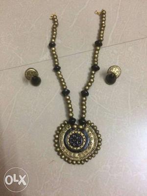 Women's Round Brown And Blue Beaded Pendant Necklace And