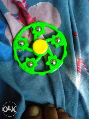 Green And Yellow 5-bead Hand Spinner