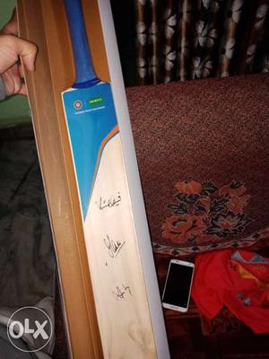 Sealed packed kohli dhoni yuvi signatured bat