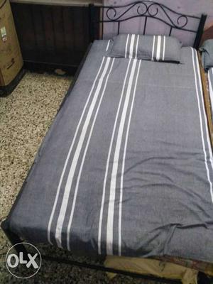 Metal single bed in excellent condition, no