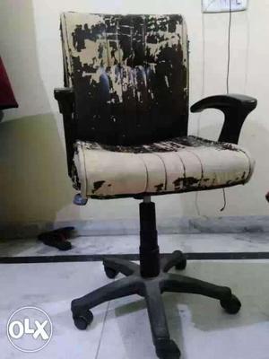 Revolving Chair with hand rest. urgent sale, due