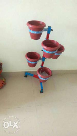 Space saving foldable stand with 5 pots