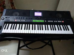 Black Electric Keyboard Yamaha psr s650