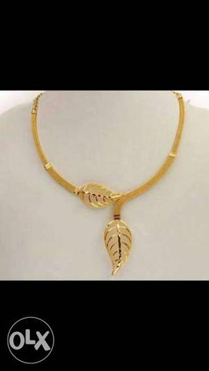Gold Chain Necklace With Leaf Pendant