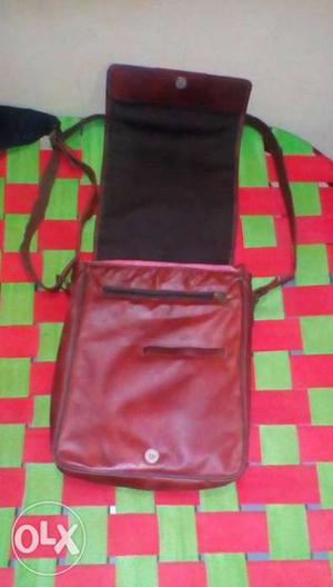 Leather bag perfect for college and carry