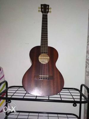 Hardly used ukulele for sell. Its a makala
