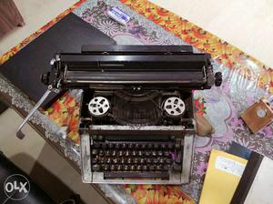Gray And Black Tywriter vry good condition aw urgwnt sell