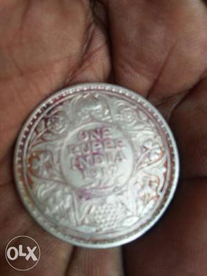 Round Silver-colored 1 India Rupee Coin
