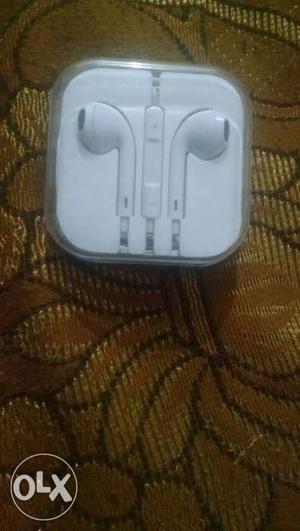 Apple EarPods With Case