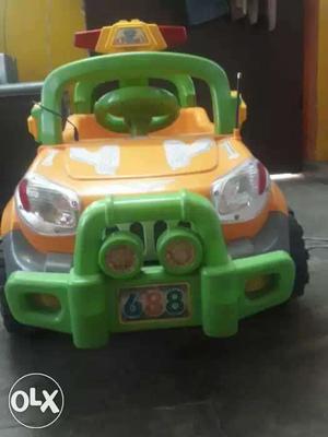 Bettery opreted toy car with remote control in