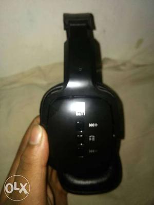 Black Full-sized Wireless Headphones