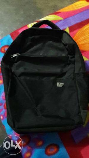 I sale my travalings bag old just 7month