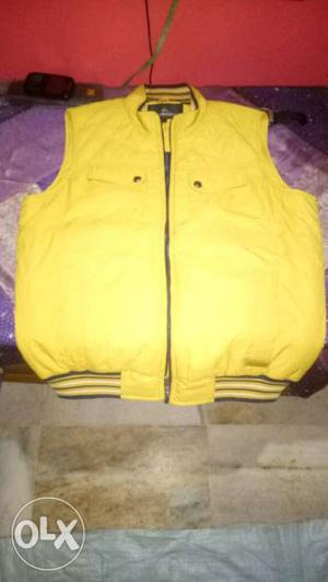 Monte carlo sleeveless yellow jackets size L