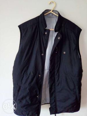 Original Van Heusen half sleeves winter jacket.