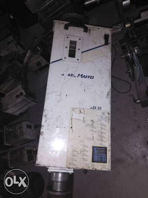 Plastic material dryer on air heating