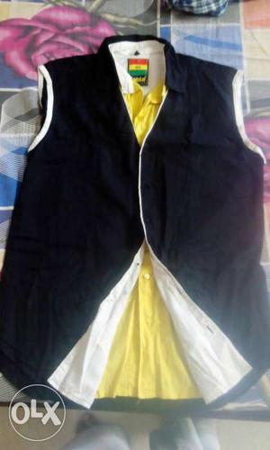 XL size sleeveless coat with attached yellow color shirt