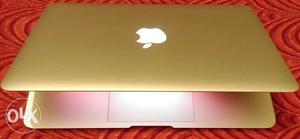 Apple MacBook Air 13.3inch intel Core i7 / 8GB Ram / 256GB