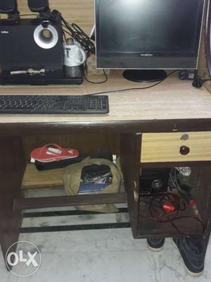5 yr old computer with computer table Urgently