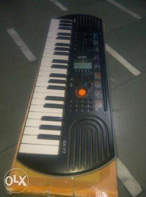 Black Electronic Keyboard of casio SA77