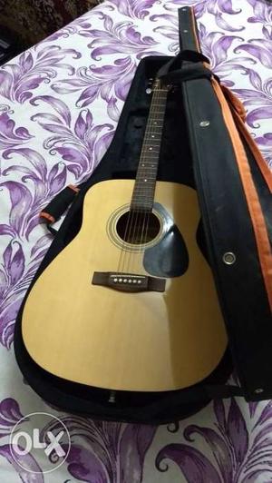 Yamaha F310 Acoustic Guitar with hard case. 7