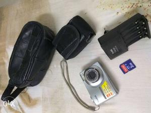 Kodak digital camera with charger, case and SD