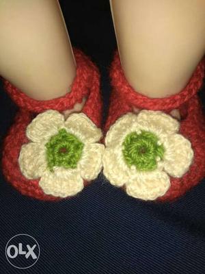 New Toddler's Pair Of Red-and-white Floral Knitted Shoes