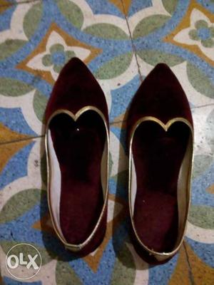 Pair Of Red-and-gold-colored Flats 6 no for man