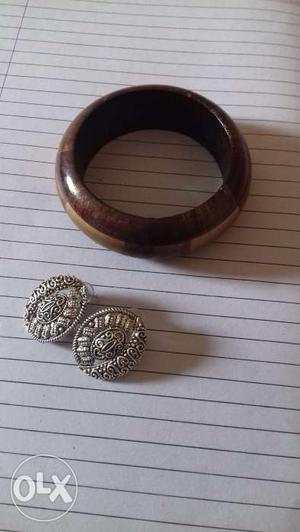 Pair of earrings and wooden bangle new