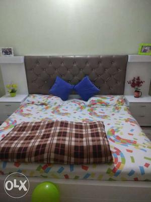 3month old bed with box, vry good condition,