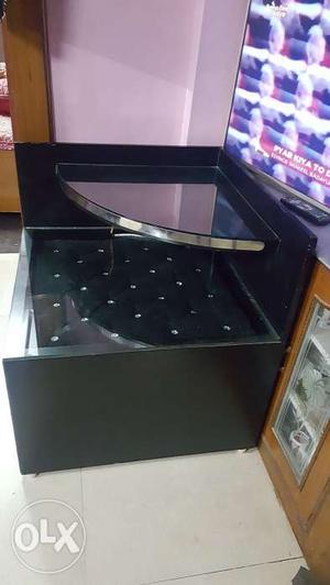 Corner showpiece table
